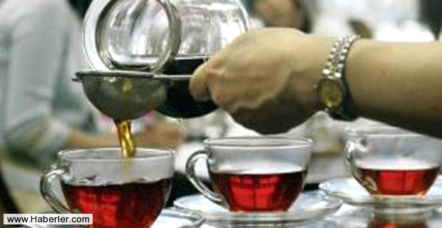 Hollandal� bilim insanlar�n�n yapt��� ara�t�rmaya g�re de siyah �ay kalp krizi riskini azalt�yor. G�nde en az 2 bardak siyah �ay i�enlerin, i�meyenlere oranla kalp krizi ya�ama risklerinin daha az oldu�u yap�lan ara�t�rmayla ortaya konmu�.
