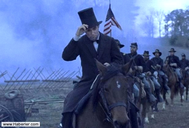 Daniel Day-Lewis (Lincoln): Daniel Day-Lewis Oscar kazand��� filmdeki karakterine o kadar b�r�nm�� ki, filmde e�ini canland�ran aktris Sally Field, akt�r�n �ekimler boyunca karakterin i�inde kald���n�, asl�nda �ger�ek Daniel Day-Lewis� ile tan��mad���n� s�ylemi�.

