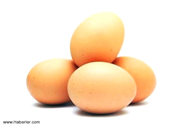 YUMURTA: Yamz ilerledike beynimiz zayflamaya balar. Hi kimse zayflam bir beyin istemeyeceine gre yumurta yiyerek bu durumla mcadele edilebilir. Yumurta yksek miktarda B12 ierir. B12 ise Alzheimer hastalnn tedavisinde olduka nemli bir besin maddesidir. Ancak fazla yumurta yemek zellikle kolestrol iin zararl olabilir. Bu durumda gn iersinde 1-2 defa yumurta ieren besinler tketmek beyin sal iin son derece nemli.
