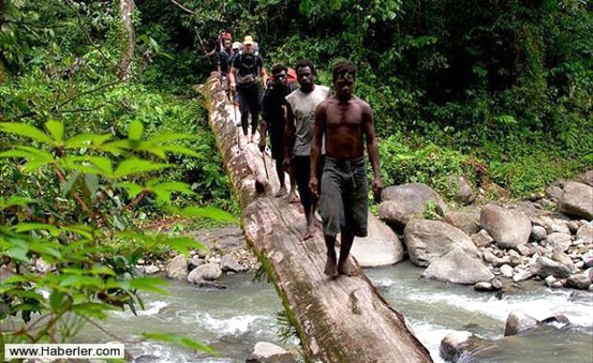 Yeni Gine yerlileri, misafirlerini uurlarken inlemelerle birlikte btn bedenlerini amura buluyorlard.
