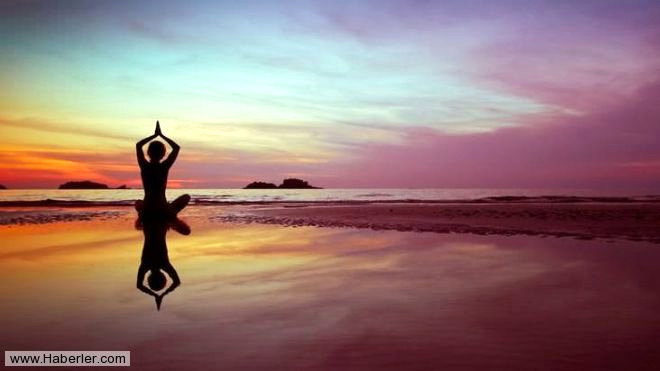 D�zenli yoga uygulamas� stresi azalt�r, zihne bir dinginlik ve a��kl�k getirir.

