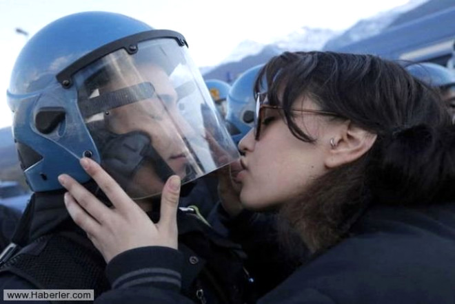 
Yksek hzl tren inasna kar bir protesto esnasnda bir memur ile protestocunun dudaklarnn birleme an...

 

