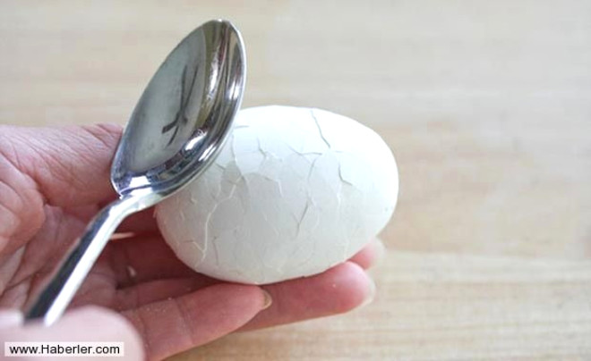 Yumurta soyma sorunu: Halanm yumurtalar daha rahat soymak iin kaynayan suya bir kak kabartma tozu ekleyin. Yumurta Kabuklar Yumurtalar krdnz kaseye yumurta kabuu drmseniz kartmak iin parmaklarnz slatmanz yeterli.
