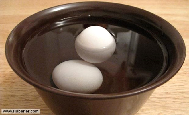 Yumurta testi: Kahvalt iin en uygun yumurtay aryorsanz tazeliklerini suya koyarak anlayabilirsiniz. Taze yumurta dibe batarken, bayat yumurta suda yzecektir.
