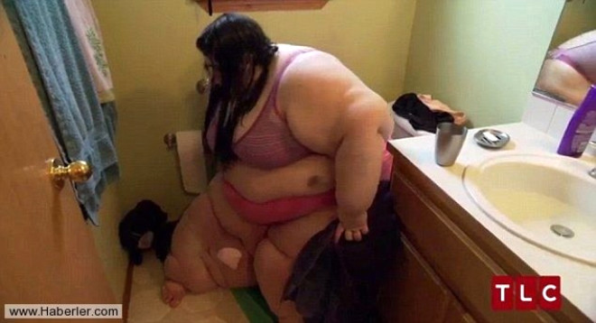 Yaklak 300 kilo olan Amber, klozette banyo yapmak zorunda kalyor...
