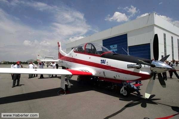 
 

H�RKU�: T�rk m�hendisler taraf�ndan �retilen ikinci hava arac� olan H�rku� saatte 574 kilometre maksimum seyir h�z�na ula�abiliyor. Perd�vites h�z� (ini� konfig�rasyonu) 143 km/sa olan H�rku�