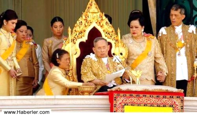 Tayland Kraliyet ailesi, ok eski zamanlardan gelen ve sadece Kraliyet ailesine mensup kiilerin konuabildii zel bir dil kullanmakta.
