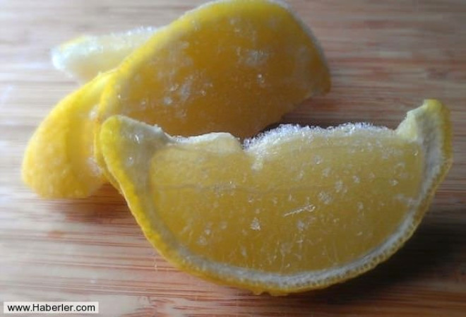 Limonun hem tamamn kullanmak hem de daha fazla vitamin elde edebilmek dondurarak tketmekten geiyor. Peki ziyan etmeden limonun tamamn nasl kullanrsnz?
