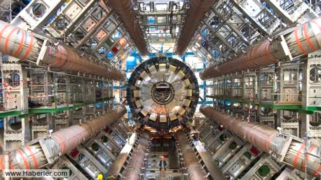 Byk Hadron arptrcs, svire; Yerin 100 metre altnda ina edilen yap Byk Patlama koullarn salayarak nemli deneylere ev sahiplii yapmaktadr. arptrc 38,000 ton arlndadr. Mikro karadelikler retmek amacyla yerin 100 metre altnda 27 km