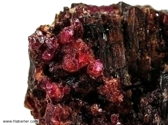 11-Painite 1 gram:
9000 dolar Nadir bulunan bir borot minerali olan, iindeki demir oranna gre farkl renklerde bulunan Painite, ifa niyetine kullanlan bir kristaldir.
