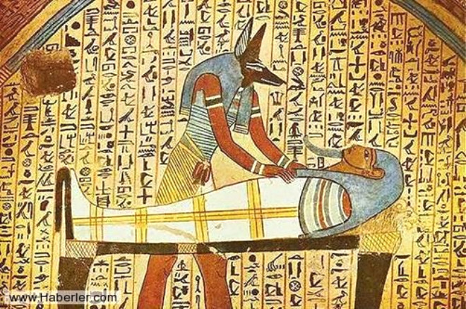Anubis: akallarn mezarlar etrafnda dolamas nedeniyle akal bal olarak tasvir edilen Anubis, llerin rehberi ve onlar Osiris