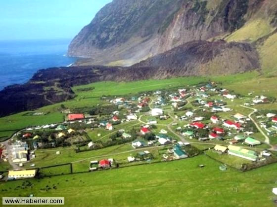 Halk yerle�ik olarak sadece bir noktada toplanm��, kuzey bat�s�nda bir yaylada yerle�im vard�r. Adan�n bunu d���nda kalan k�s�mlar�nda ya�ayan bulunuyor.
