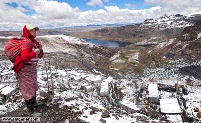 Zor co�rafi �artlar, �ehirde ya�amay� ne kadar zor k�lsa da, La Rinconada alt�n madencili�i yapan yakla��k 30 bin ki�ilik n�fusa sahip.
