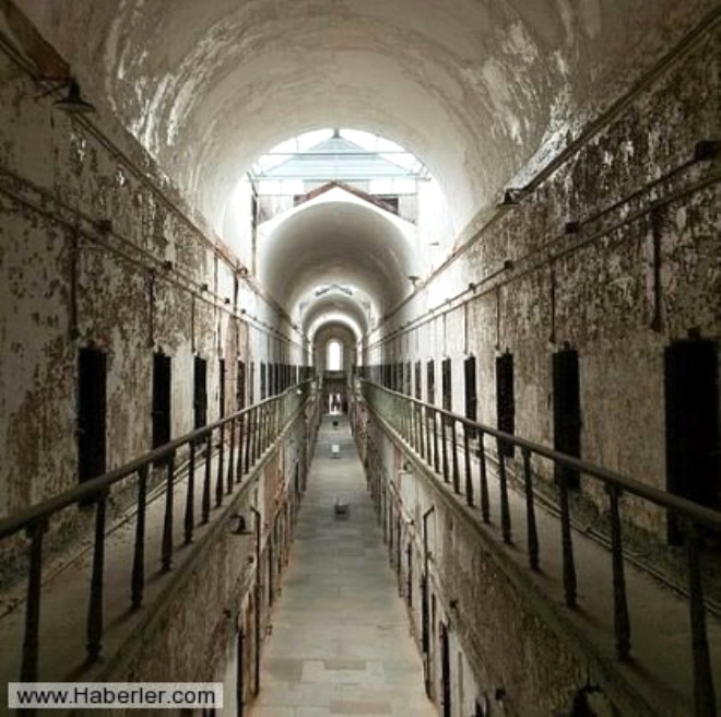 Dou Eyalet Hapishanesi- Philadelphia, ABD; 1940 ile 1970 yllar arasnda bu hapishanede farkl sebeplerden tr yaklak 1200 mahkum lm. 1970 sonras hayaletler grld gerekesiyle kapatlan bu hapishane huzura erememi ruhlarn vatan olarak nitelendiriliyor.
