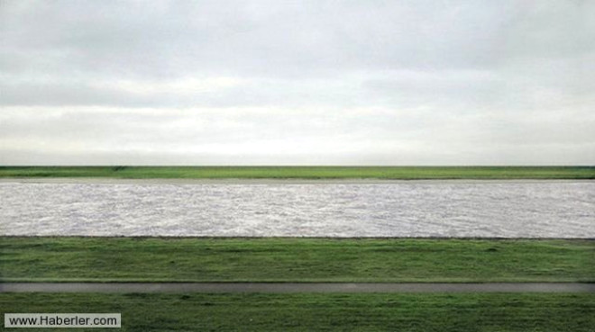 
1. Rhein II  Andreas Gursky (1999) 4,3 milyon dolar

 

