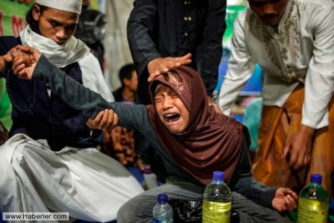 Muhammed, (solda) toplu bir iyiletirme seans gerekletiriyor. Bu seanslarda hastalar gn boyunca bitki ay iiyor, dua ediyor, istifra ediyor ve sonunda hipnotik transa giriyorlar.
