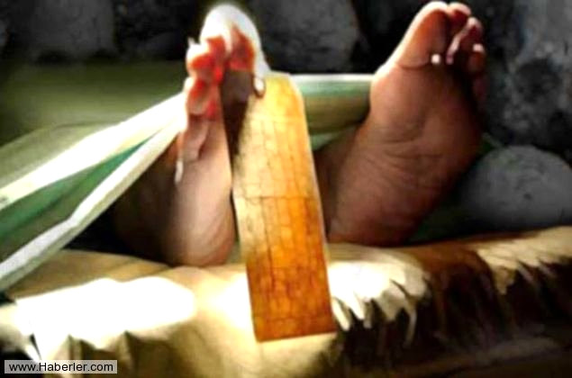 G�m�ld�kten sonra ise e�er ki�i mumyalanmaz ya da kimyasalla korunmazsa bedende yava� yava� ayr��malar meydana gelir. V�cut h�crelerine do�ru kan ak��� olmaz. Kan ak��� olmay�nca da karbondioksit gaz� ve PH oran� artar.
