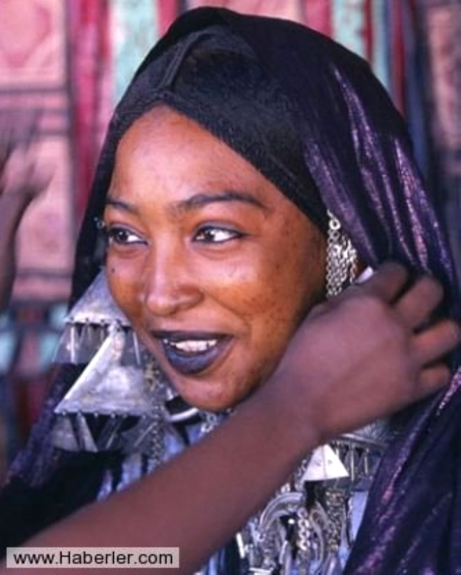 Житель северной африки 6. Туареги. Туареги женщины. Туареги племя. Туареги с голубыми глазами.