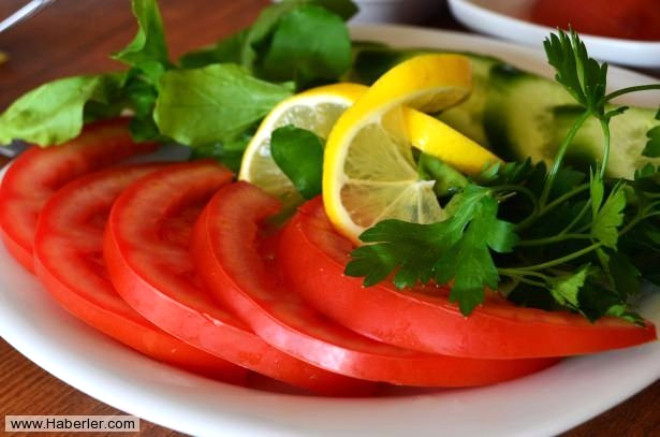 Bu durumda da kilo vermeniz kolaylar.A vitamini ve potasyum ynnden zengin olan domatesin iindeki asitler ayrca cildi sklatrr.
