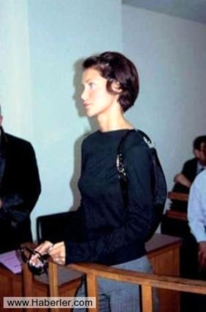 

Ebru all; 1999 ylda kokain kulland iddiasyla gzaltna alnd. Ardndan tutuklanarak Bakrky Kadn ve ocuk Tutukevi