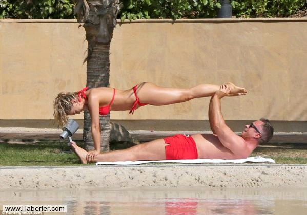 �nl� dans�� Ola Jordan ve kocas� James, havuz ba��nda yoga yapt�.
