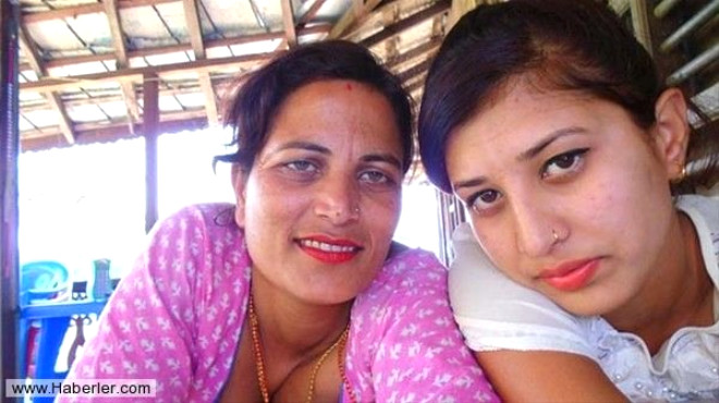 Bishesta: Bu annemle benim fotorafm. Annemin ad Bimala Pokharel. Regl dnemimde annem bana ok yardmc oluyor. Erkek bireylere dokunmamamz gerektiine dair bir sosyal inan var. Gne nlarn grmemeliyiz. Ama annem gnete kalmama izin veriyor. Annem beni dier kstlanan arkadalarmn anneleri gibi kstlamyor. Annem bana yemem iin meyve sebze de veriyor. Annemi arkadam gibi hissediyorum.
 
