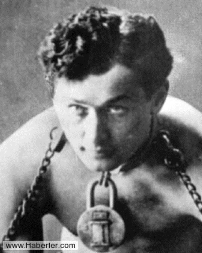 Harry Houdini (24 Mart 1874  31 Ekim 1926) 

Houdini, bir gsterisinden nce, iki kolej rencisinin fiziksel dayanklln gstermesi isteine kar gelemedi. Vcudunun ne kadar fazla yumrua dayanabileceini gstermek isteyen Houdini