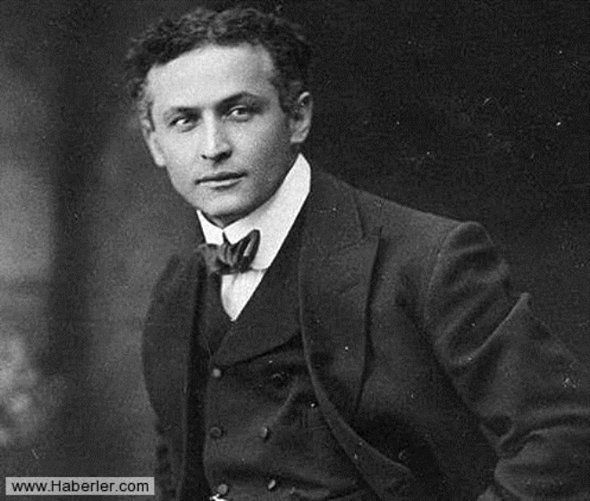 Harry Houdini (24 Mart 1874  31 Ekim 1926) 

Tarihin en byk sihirbazlarndan biri olan Harry Houdini, fiziksel bir numarann kurban oldu.
