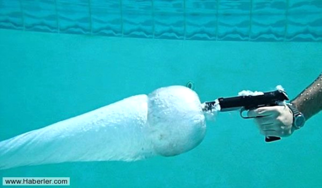 

Ateli silahlara merakl olan Andrew Tuohy, tarafndan bir havuzda yaplan denemede bir kurunun suyun altnda silahtan ktktan sonra nasl bir hal aldn kare kare ortaya koydu.

 



 
