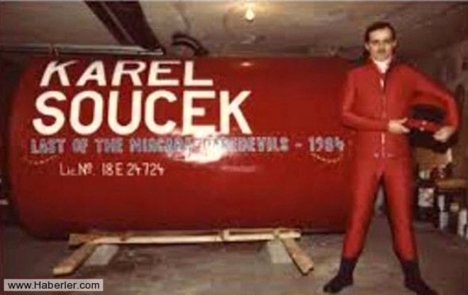 Karel Soucek 

Kanadal profesyonel bir dublr olan Karel Soucek Niagara elalesi