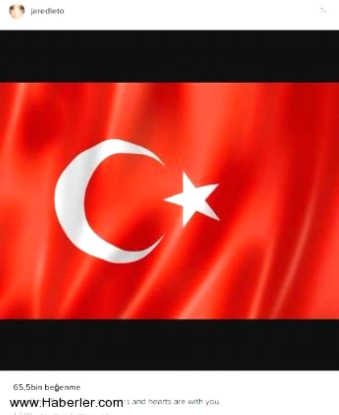 Oscar dll aktr Jared Leto ile bir Trk bayra fotoraf paylaarak "Trkiye, dncelerimiz ve kalbimiz sizinle birlikte" mesajn yazd.
