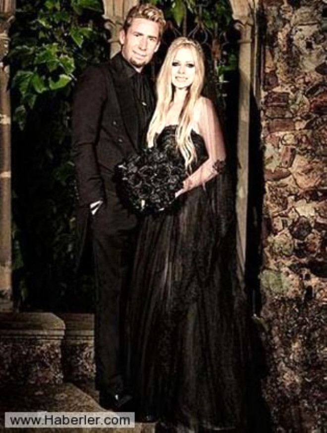 Avril Lavigne ile sadece iki yl evli kald ikinci kocas Chad Kroeger de benzer bir sebeple boanma karar ald. Gzel arkc, Instagram hesabndan yapt ayrlk aklamasnda ne kadar zgn olduunu ve birbirlerini hala sevdiklerini belirtti. ok da fazla aklama yapmad.
