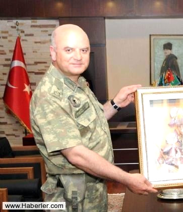 

L�leburgaz 65. Mekanize Piyade Tugay Komutan� Tu�general Cemalettin Do�an ve �ok say�da asker g�zalt�na al�nd�.

 



 
