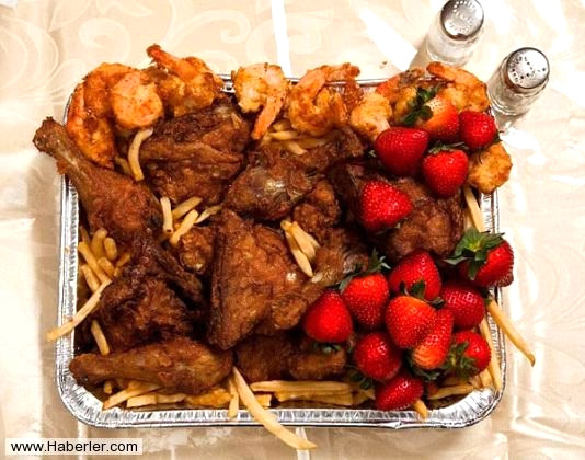 
John Wayne Gacy, son yeme�inde 12 k�zarm�� karides, bir kova orijinal KFC tavu�u, patates k�zartmas� ve �ilek istedi.



 


