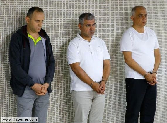 �stihkam Okulu ve E�itim Merkezi Komutan� Tu�general Osman Nadir Saylan (sa�da), Ege Deniz B�lge Komutan� Tu�amiral S�leyman Manka (solda), Amfibi Okullar Komutan� Tu�amiral Erdal Erg�n (ortada)
