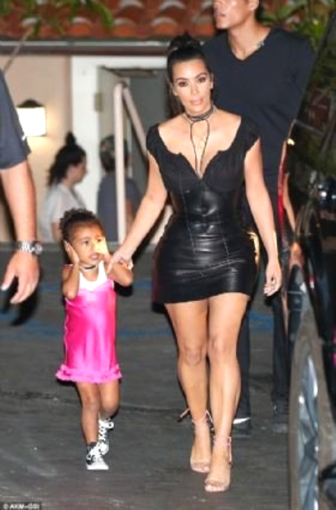 Kim Kardashian ailesiyle birlikte kt akam yemeine giymi olduu, siyah deri elbiseyle nefes kesti. Eski formuna sonunda kavuan gzel yldzn zgveni ve mutluluu objektiflere byle yansd.
