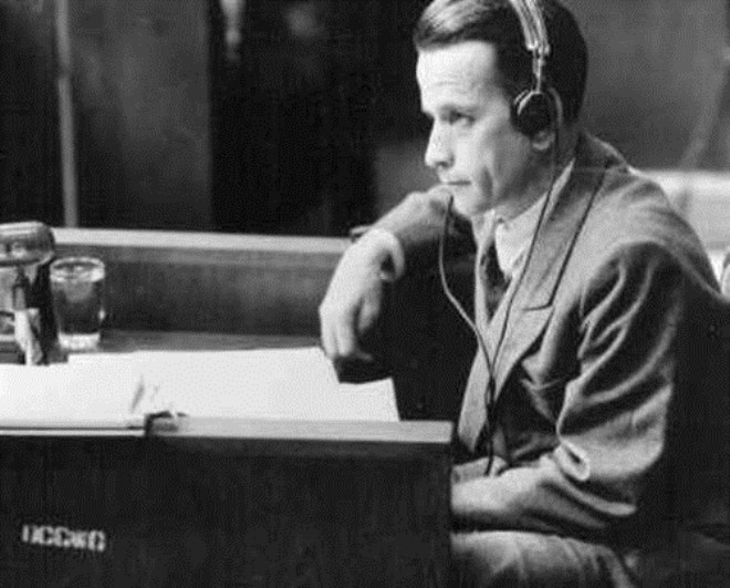 Buchenwald toplama kamp SS ba doktoru Waldemar Hoven, Amerikan Asker Mahkemesi huzurunda yarglanmas esnasnda. Hoven esirler zerinde tbb deneyler yrtmtr. 23 Haziran 1947, Nuremberg, Almanya
