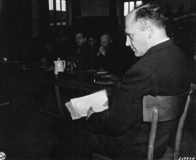Friedrich Hoffman bir yn lm kaydyla, Dachau toplama kampndaki Nazi tbb deneyler srasnda stmaya yakalanan 324 Katolik rahibin ldrlmesi hakknda ifade veriyor.
