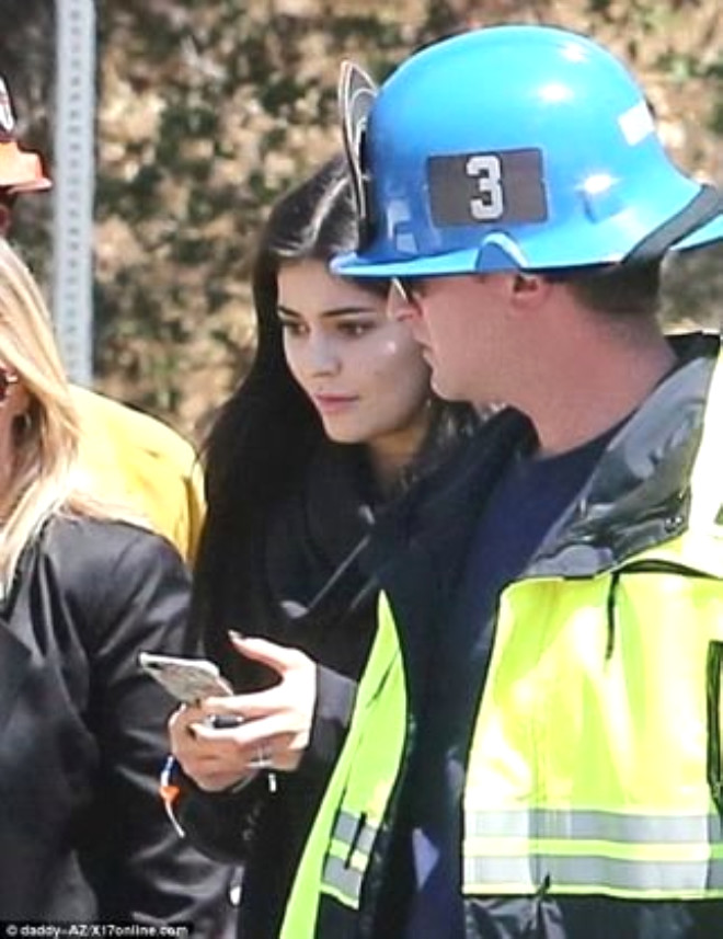 Olay yerinde ekipler tarafndan kontrol edilen Kylie Jenner