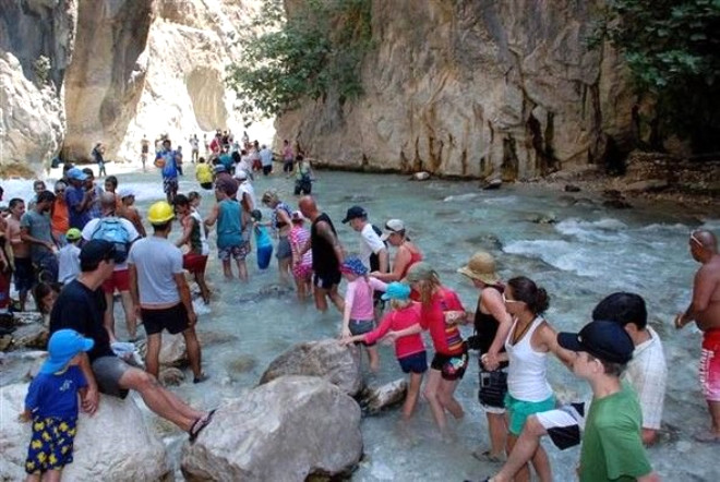 Yerli ve yabanc tatilciler kanyonu grmek ve yazn bunaltc etkisinden kurtulmak iin Saklkent Kanyonu