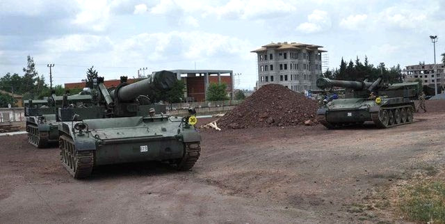 Tank birlikleri, F�rt�na ob�sleri ile Sakarya �ok namlulu roketatar (�NR) sistemleri de PKK hedeflerinin imha edilmesinde g�venlik g��lerinin etkin vurucu g�c�n� olu�turuyor.
