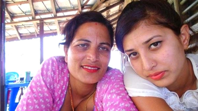 
Bishesta: Bu annemle benim fotorafm. Annemin ad Bimala Pokharel. Regl dnemimde annem bana ok yardmc oluyor. Erkek bireylere dokunmamamz gerektiine dair bir sosyal inan var. Gne nlarn grmemeliyiz. Ama annem gnete kalmama izin veriyor. Annem beni dier kstlanan arkadalarmn anneleri gibi kstlamyor. Annem bana yemem iin meyve sebze de veriyor. Annemi arkadam gibi hissediyorum.
 



 

