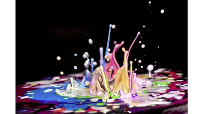 Richard Beechin renkli boyalar ses hoparlr zerine, mzik titreimleri etkisiyle brakt, srayan renkler fotoraf da yarmada yer ald.