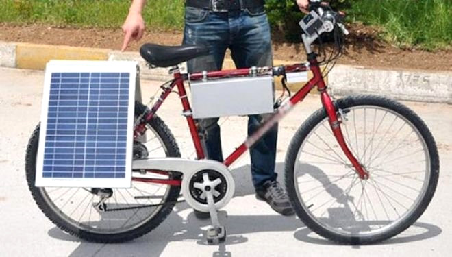 Bir niversite rencisi olan trk mucit Yiit Kaan Er, gne enerjisiyle alan bir bisiklet icat etti. Gne enerjisini kullanan bu bisiklet tam dolumda 40 kilometre yol alabilme yeteneine sahip.
