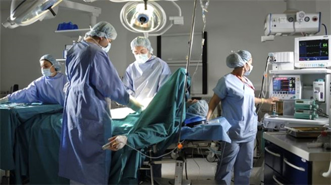 

Anestezi etkisinde ameliyat masasna yatan 1000 hastann 1.3