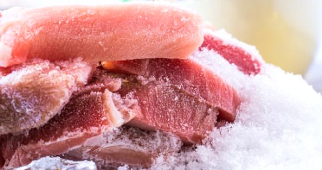 Dondurulmu eti mikrodalgada zmek olduka zordur. Buzun zlmesi ok uzun srebilir ve bu da pime ileminin balamasna yol aabilir. Etin i ksm hala donukken, kenar ksmlar pimeye balayarak kahverengiye dnebilir. Et fahrenheit baznda 40-140 dereceye ulatnda bakteriler reyip oalmaya balar. Japonya