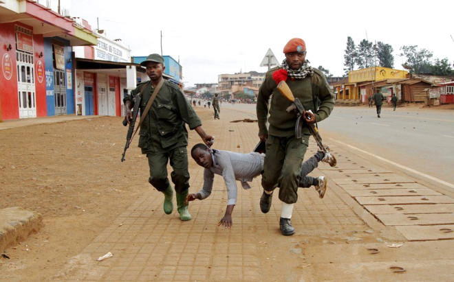 Kongolu askerler, hkmetin Kuzey Kivu eyaletinde atmalar durdurmakta baarsz olduu gerekesiyle yaplan protesto gsterisinde bir protestocuyu gzaltna alyor. Gnler ncesinde, Demokratik Kongo Cumhuriyeti