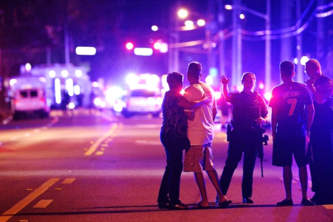 Orlando kentindeki ecinsel kulbe dzenlenen kanl saldr sonrasnda, ABD polisi kurbanlarn endieli ailelerini olay yerinden uzak tutmaya alrken... (Fotoraf: Phelan M. Ebenhack)
