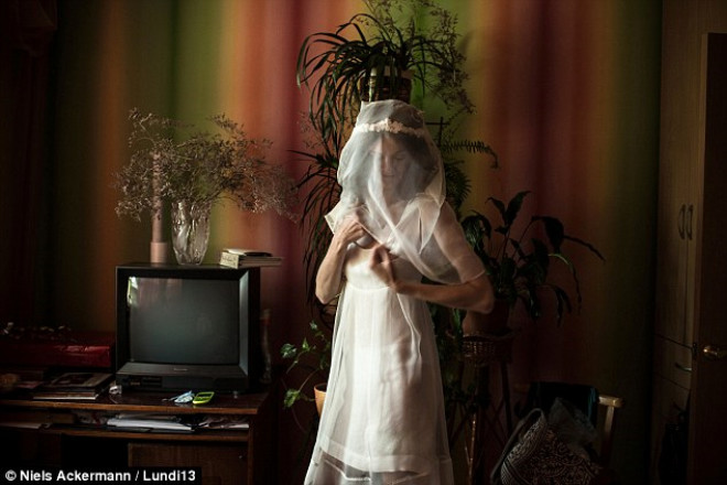 Yulia ve Zhenya evlenmeye karar verirler. Yulia, gelinlik benzeri beyaz bir elbise iinde.
