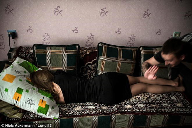 Yulia, elenceli bir partiden sonra uyur ve Kiril onu tokatlayarak uyandrmaya alr.
